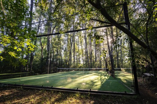 PADDLE COURT - Play immersed in nature, with towering trees as your backdrop
